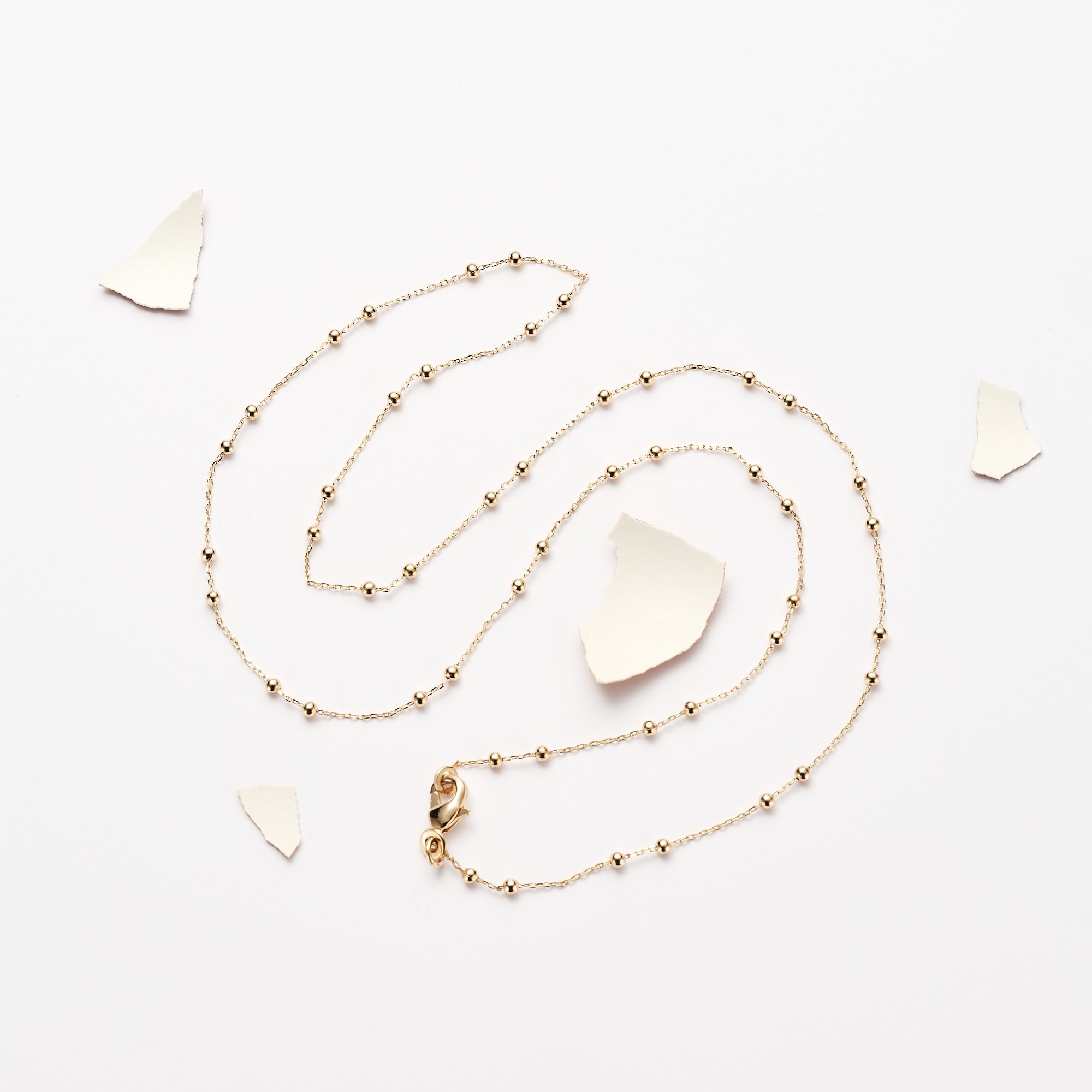 Collier sautoir pois caché dans un oeuf de poule l'Eggstra