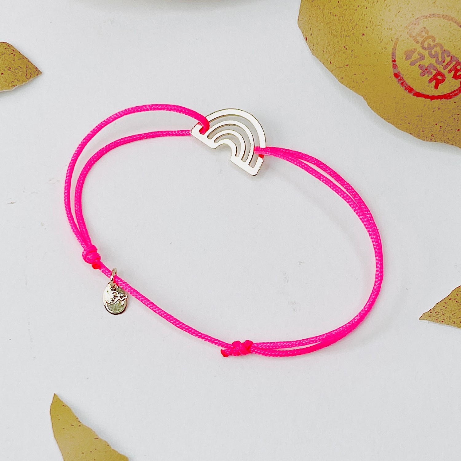 Bracelet enfant arc-en-ciel caché dans un oeuf de poule